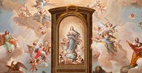 El Espíritu Santo rodeado de ángeles en la Gloria, con san Juan Evangelista, el rey Salomón, y el trampantojo del retablo con la Inmaculada Concepción