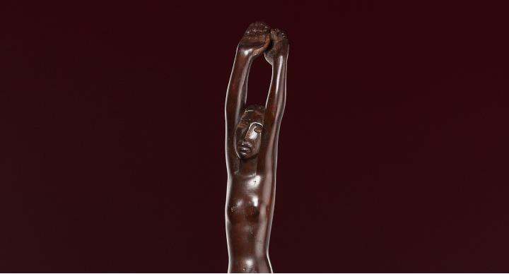Ondina. Desnudo femenino con los brazos extendidos