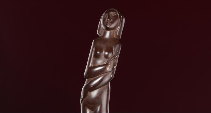 Desnudo femenino con los brazos recogidos