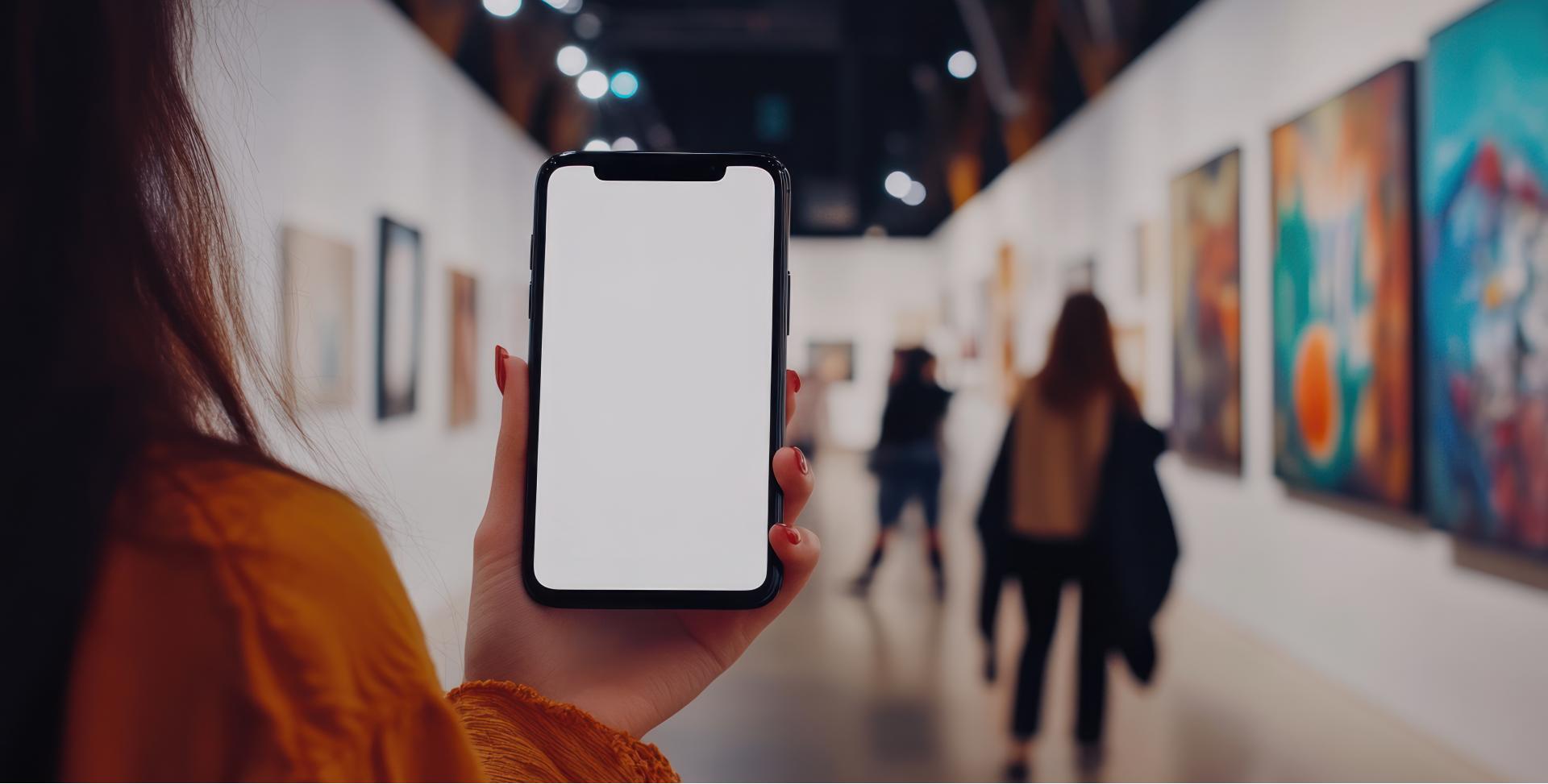 Teléfono móvil en el interior de un museo