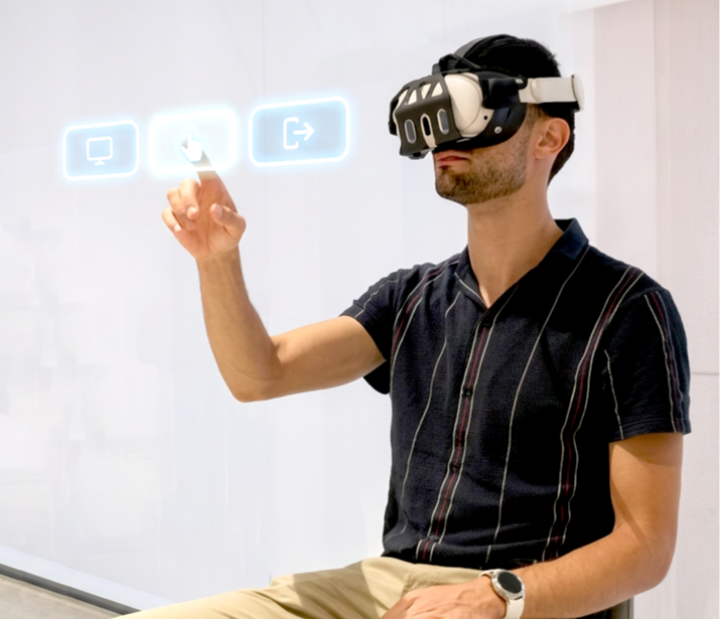Hombre con gafas de realidad virtual